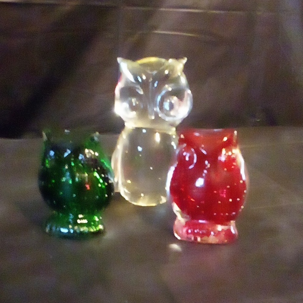 Owl paperweight or objects D' art bundle, red & green twins are blown glass